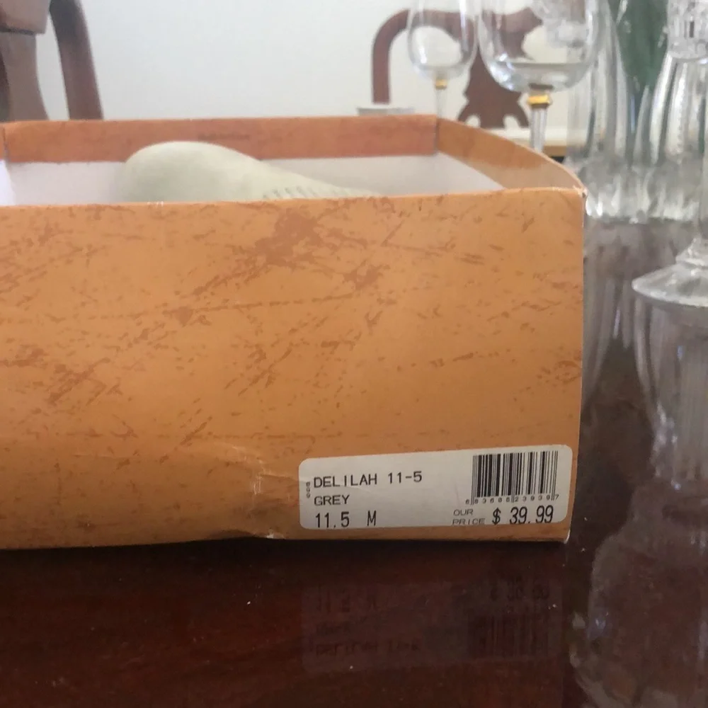 NWT Girl’s Light Grey Boots - Picture 2 of 3